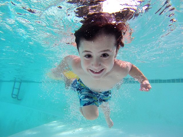 Chlapec v bazénu 
